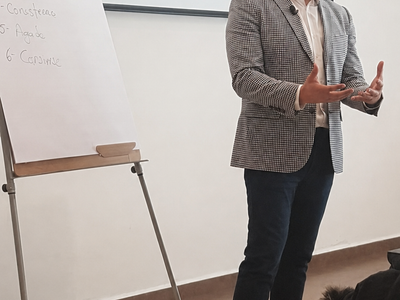 Paco Anguiano presentando en reunión de negocios