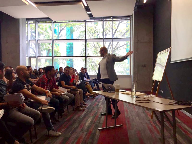 Paco Anguiano dirigiendo un taller con participantes