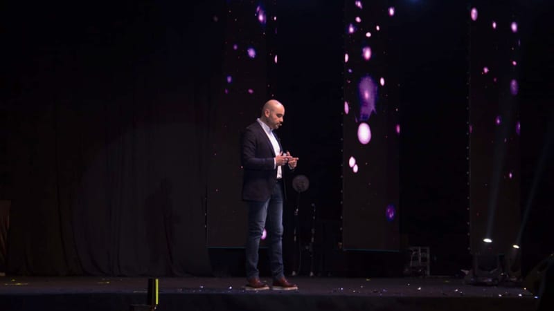 Paco Anguiano presentando en escenario ante gran audiencia